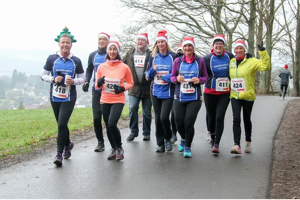 Drei Bilder einer Laufveranstaltung mit Teilnehmern in festlichen M&uuml;tzen und einem Banner des Angerland Lauftreffs Lintorf.