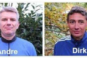 Zwei M&auml;nner in blauen Sportjacken stehen vor gr&uuml;nen Pflanzen, beschriftet mit &bdquo;Andre&ldquo; und &bdquo;Dirk&ldquo;.
