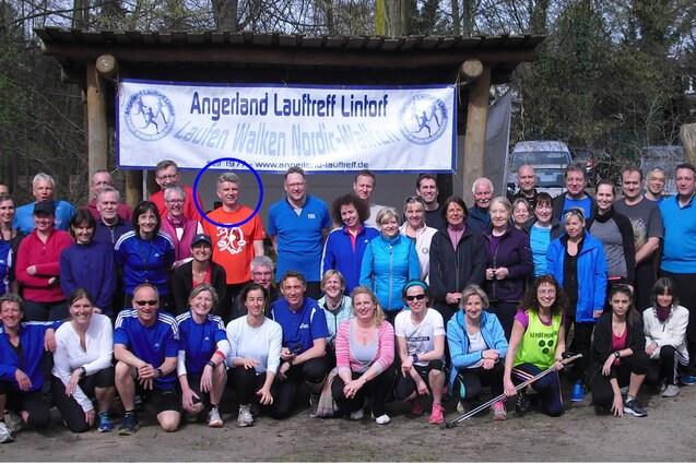 Gruppenshot von Teilnehmern eines Lauf-Events vor einem Banner mit der Aufschrift &bdquo;Angerland Lauftreff Linhof&ldquo;.