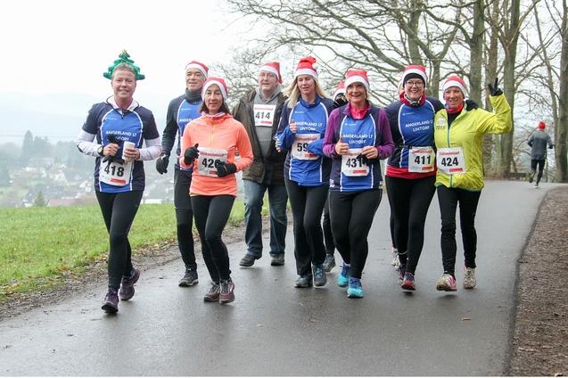 Drei Bilder einer Laufveranstaltung mit Teilnehmern in festlichen M&uuml;tzen und einem Banner des Angerland Lauftreffs Lintorf.