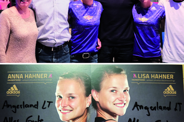Familienfoto mit Anna und Lisa Hahner, darunter ein signiertes Plakat von beiden Athletinnen mit Gl&uuml;ckw&uuml;nschen.