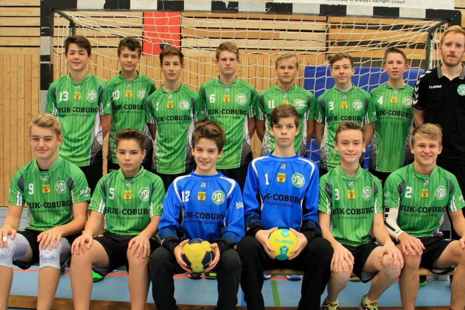 Mannschaftsfoto einer Handball-Jugendgruppe in gr&uuml;nen Trikots, mit Torwart in blauer Kleidung, in einer Sporthalle.