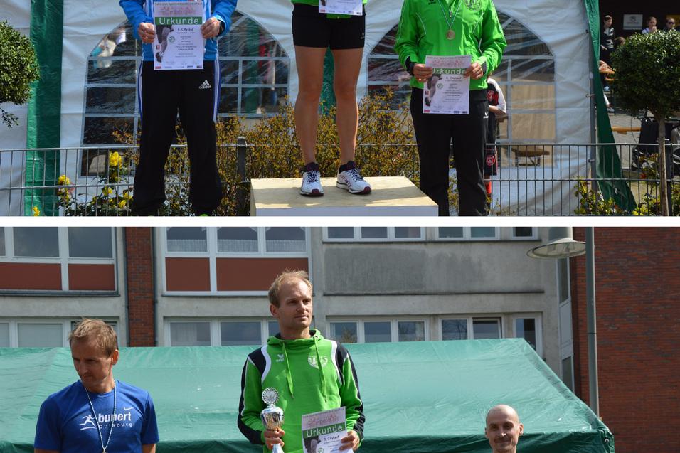 Siegerpodest bei einem Lauf-Event mit drei L&auml;ufern, die Pokale und Urkunden halten, umgeben von Zuschauern.