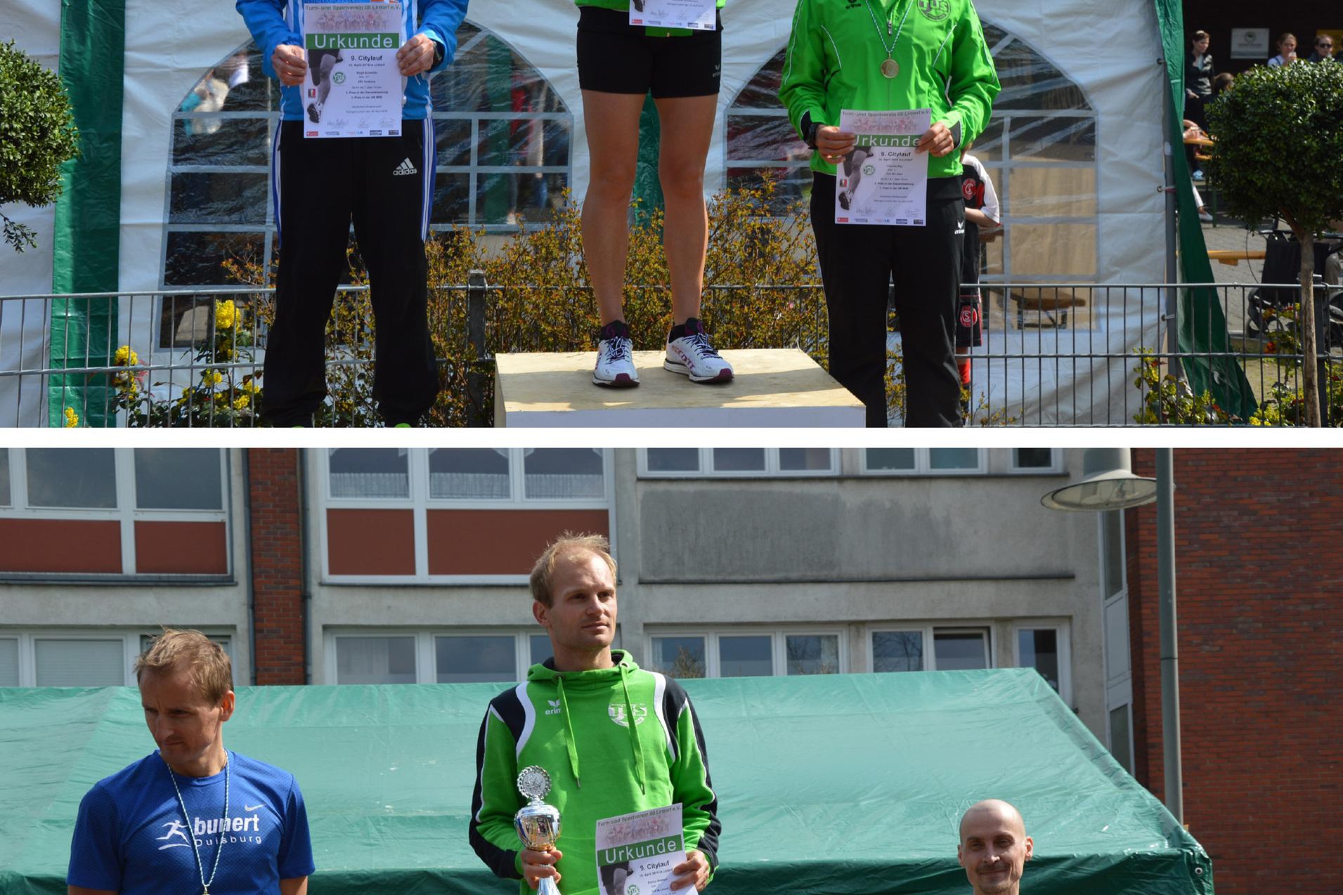Siegerpodest bei einem Lauf-Event mit drei L&auml;ufern, die Pokale und Urkunden halten, umgeben von Zuschauern.
