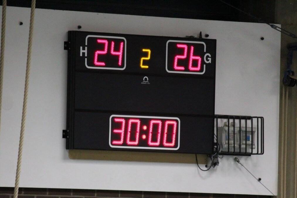 Digitalanzeige eines Sportteams mit Punktestand 24:26 und 30 Sekunden Restzeit.