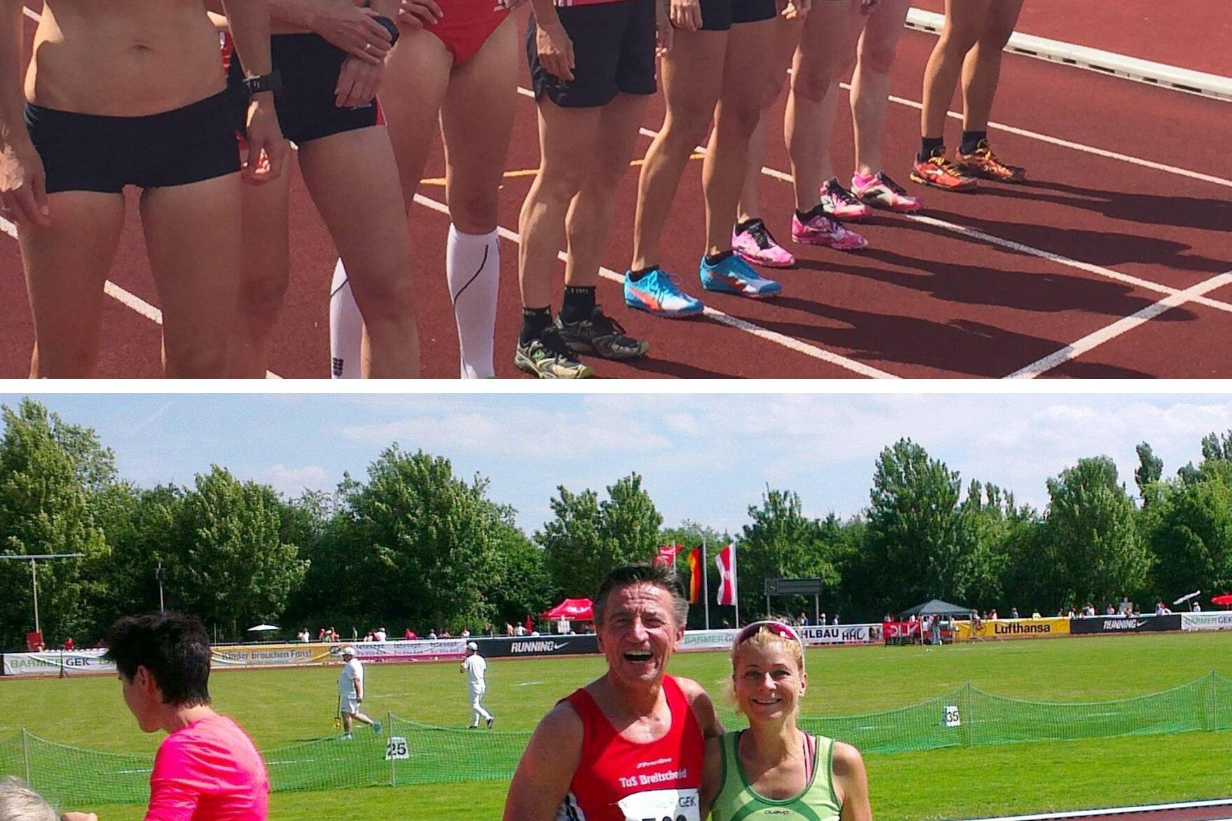 Frauen in Sportbekleidung stehen an der Startlinie eines Leichtathletikwettkampfs, darunter zwei Athleten posieren auf der Tribüne.