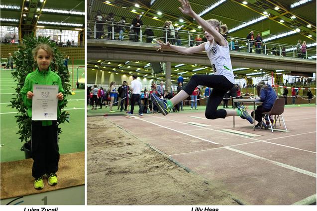 M&auml;dchen in Sportkleidung h&auml;lt eine Urkunde und steht auf einem Sportfeld; daneben eine Athletin beim Weitsprung.