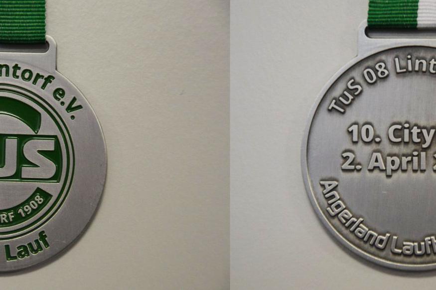Silberne Medaille mit gr&uuml;nem Logo von TuS 08 Lintorf e.V. und Gravur f&uuml;r den 10. Citylauf am 2. April 2017.