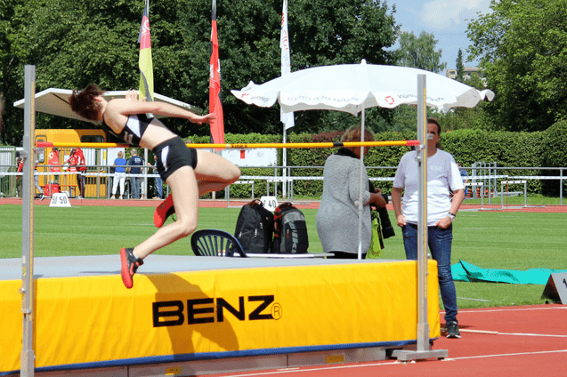 Drei Szenen eines Leichtathletik-Wettkampfs: H&uuml;rdenlauf, Hochsprung und Weitsprung von Athletinnen.
