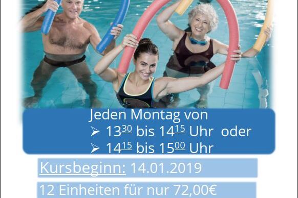 Drei Personen in Schwimmbecken mit Poolnudeln w&auml;hrend eines Wassergymnastik-Kurses. Kurszeiten und Informationen angegeben.