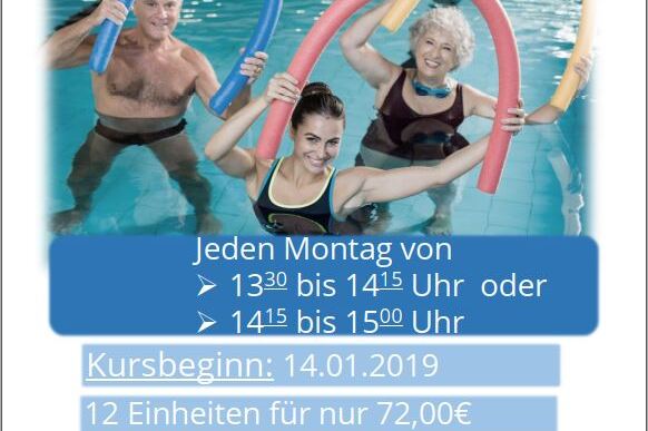 Drei Personen in Schwimmbecken mit Poolnudeln w&auml;hrend eines Wassergymnastik-Kurses. Kurszeiten und Informationen angegeben.