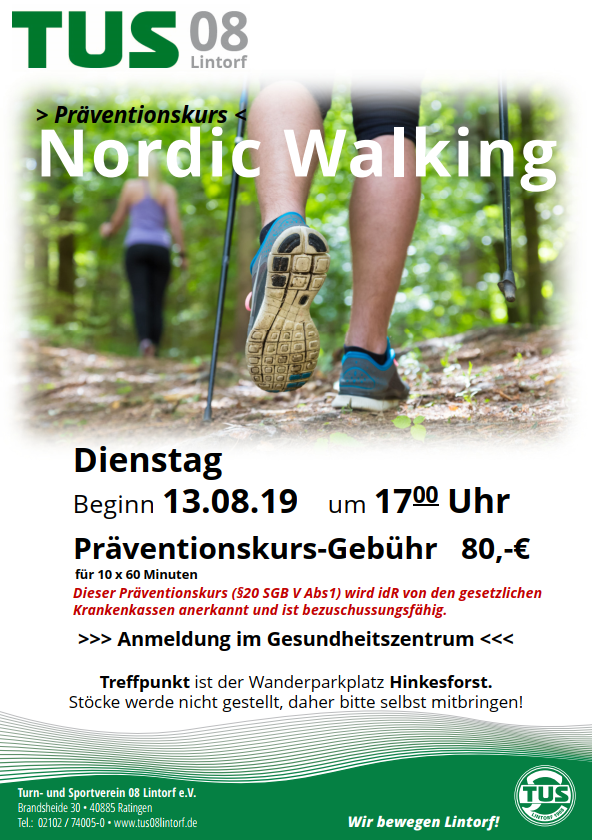 Teilnehmer beim Nordic Walking im Wald, mit einem Fokus auf F&uuml;&szlig;e und Nordic-Walking-St&ouml;cke. Textinformationen sind sichtbar.