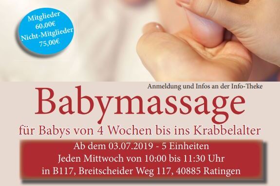 Hand eines Erwachsenen, die sanft die Hand eines Babys h&auml;lt. Im Hintergrund Informationen zur Babymassage.