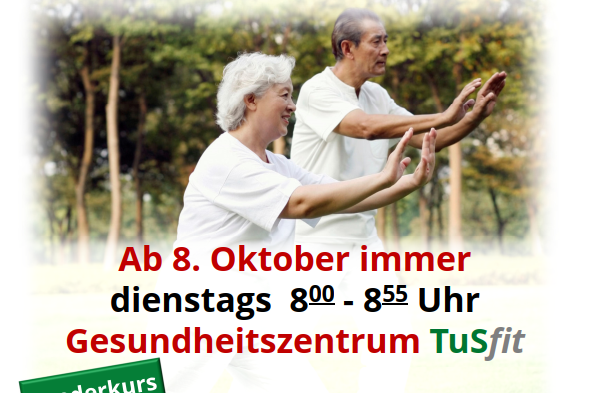 Zwei &auml;ltere Menschen praktizieren Qi Gong im Freien, umgeben von B&auml;umen und Gr&uuml;nfl&auml;chen.