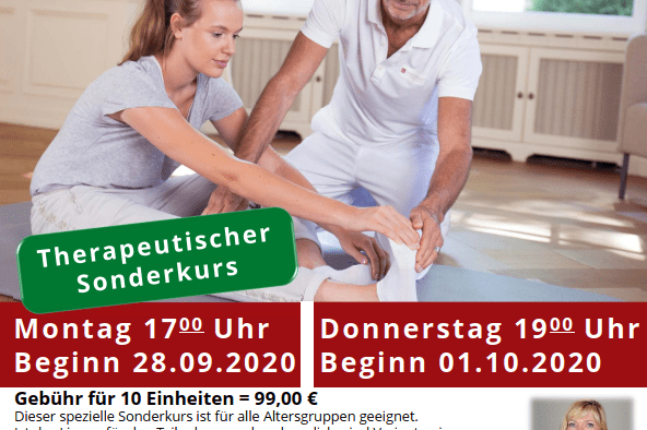 Zwei Personen demonstrieren eine Dehn&uuml;bung in einem Therapiekurs, Informationen zu Terminen und Kosten im Hintergrund.