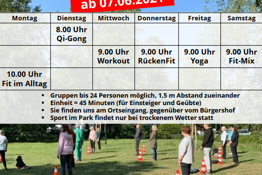 Informationstafel zu kostenfreien Sportangeboten im Druwinaspark mit Zeitplan und Teilnehmerhinweisen, umgeben von Menschen im Freien.
