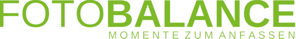 Logo von Fotobalance in gr&uuml;ner Schrift mit dem Slogan "Momente zum Anfassen" darunter.