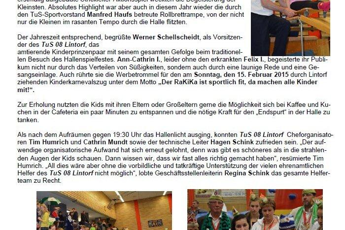 Eine große Menschenmenge steht in einer Sporthalle, während Kinder auf einer Hüpfburg spielen. Essen und Trinken werden angeboten.