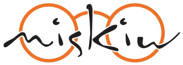 Logo der Marke "Miskio" mit orangefarbenen Kreisen und stilisiertem, geschwungenem Schriftzug.