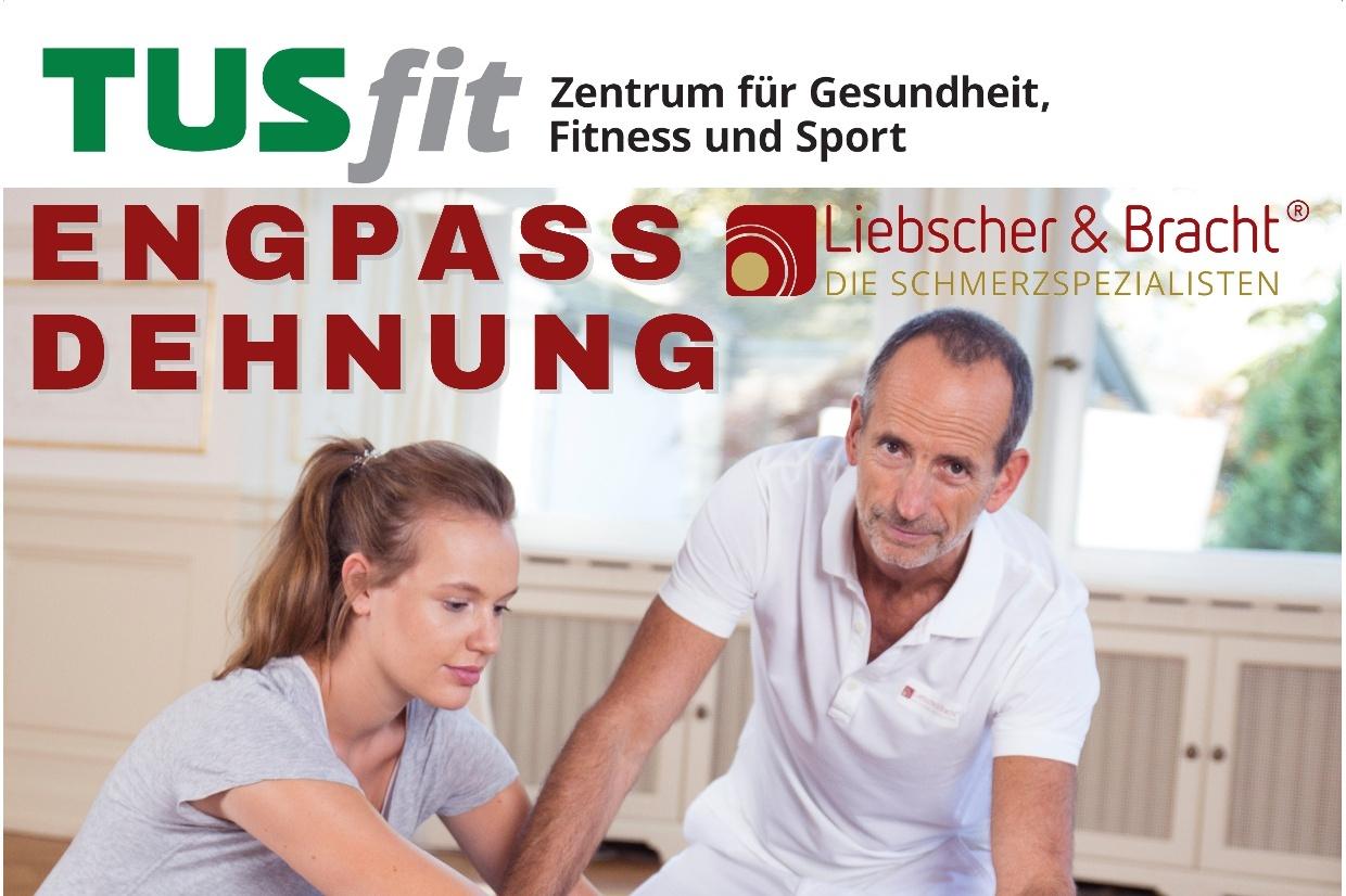 Heilpraktikerin f&uuml;hrt Dehnungs&uuml;bung mit Teilnehmer auf einer Matte in einem hellen Raum durch. Plakat f&uuml;r therapeutischen Kurs.