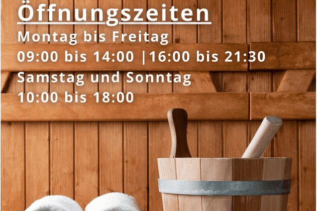 Sauna-Ank&uuml;ndigung mit &Ouml;ffnungszeiten auf Holzpanelen, Handt&uuml;cher und ein Holzkorb im Vordergrund.