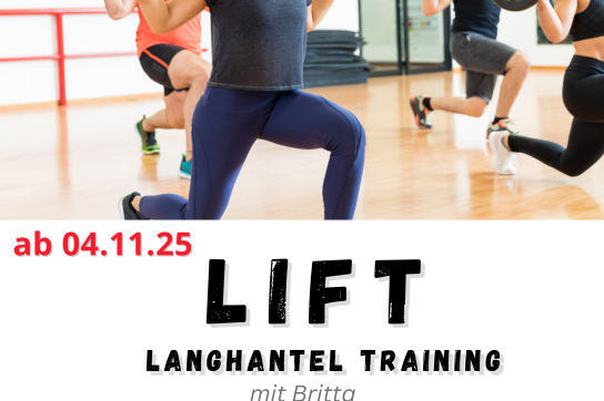 Fitnesstraining mit Langhanteln in einer Sporthalle, mit mehreren Teilnehmern und einem Trainer im Vordergrund.