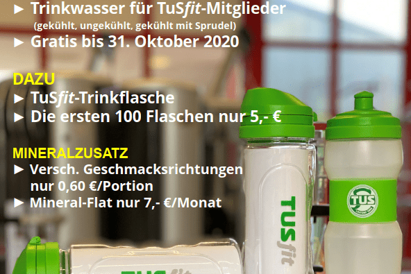 Anzeige für Trinkwasserangebote des TUSfit-Zentrums mit Details zu Flaschen und Geschmacksrichtungen.