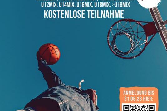 Titelbild f&uuml;r ein Basketball-Event mit einem Spieler, der einen Ball in einen Korb wirft. Datum und Anmeldedetails sind angegeben.